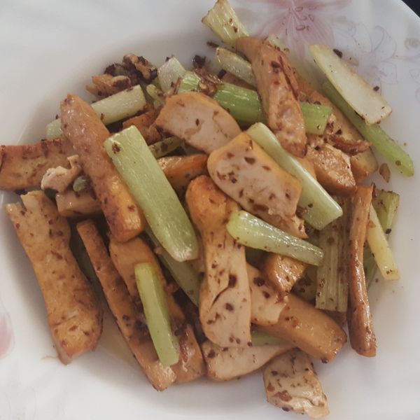 芹菜炒豆干：新手菜鳥M 一起做