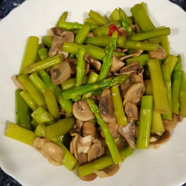 蘑菇炒蘆筍。簡易美味食譜：nina 一起做