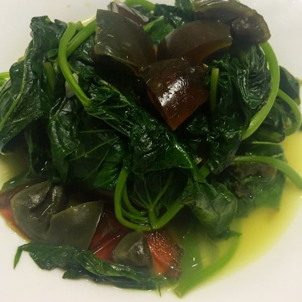 地瓜葉炒皮蛋 : 謝佩真一起做