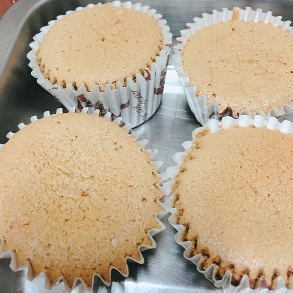 分蛋海綿杯子蛋糕：娟妹 一起做