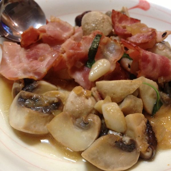 培根洋蔥炒蘑菇：愛吃小美咪 一起做