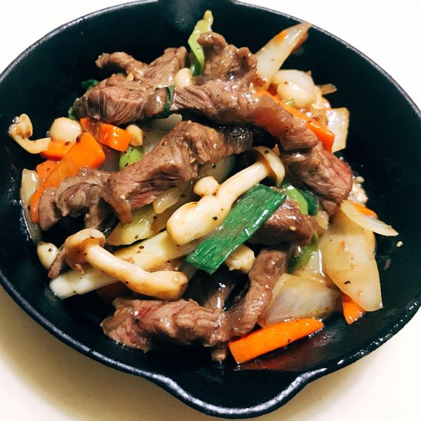 黑胡椒鐵板牛柳😋一鍋到底快速料理 : Melody Hu一起做