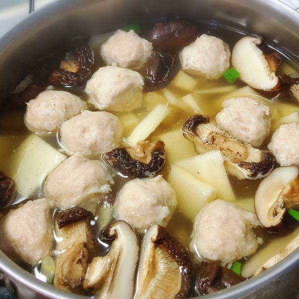 筍子貢丸湯：Chien Wei 一起做