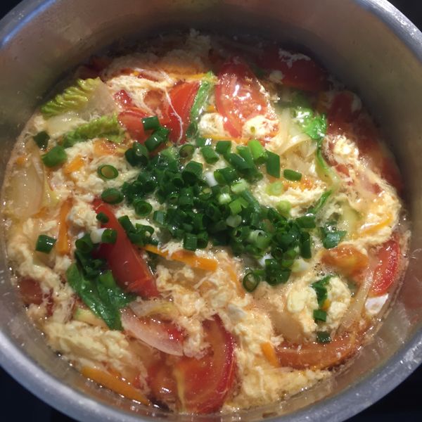 蕃茄洋蔥蛋花湯：Molly 一起做