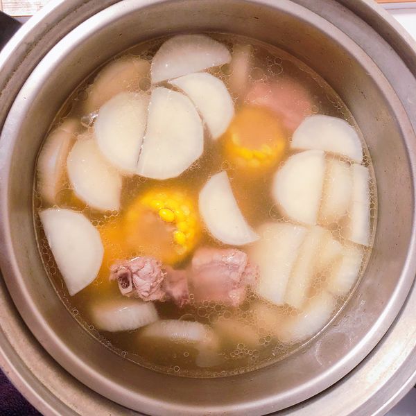 玉米蘿蔔排骨湯：Fish 一起做