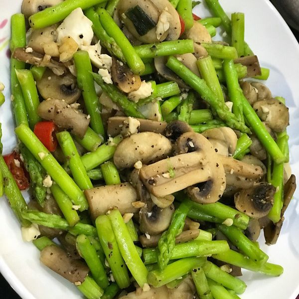 蘑菇炒蘆筍。簡易美味食譜：Wen 一起做