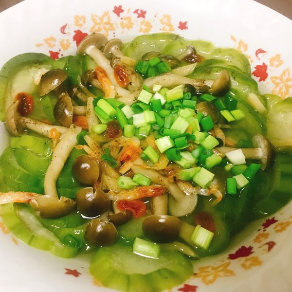 零廚藝免流汗料理-鴻喜菇絲瓜 : 薛薛一起做