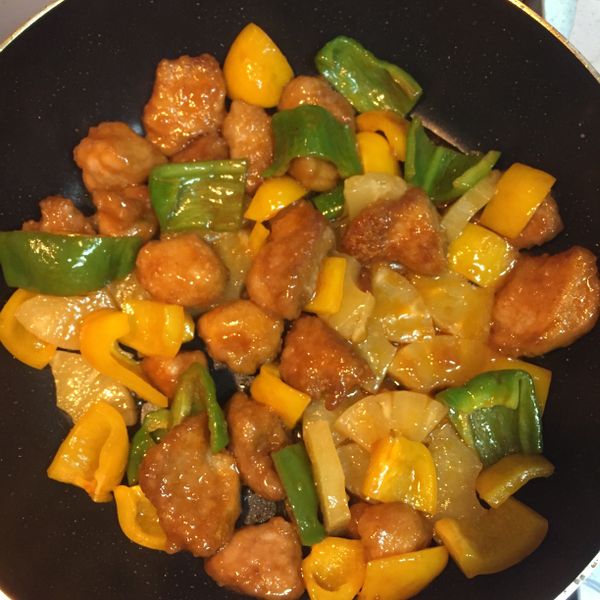 咕咾肉，肉塊先上粉再炸才會好吃 : Lynn Lee一起做