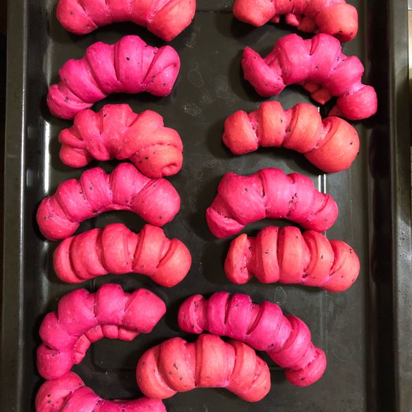 紅龍果麵包-毛毛蟲造型 : 雯馨一起做