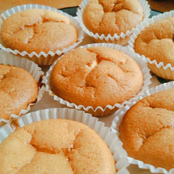 快速又鬆軟的杯子蛋糕：默默 一起做