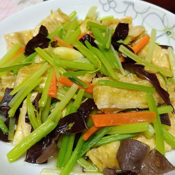 芹菜炒豆包：洪小瑜 一起做