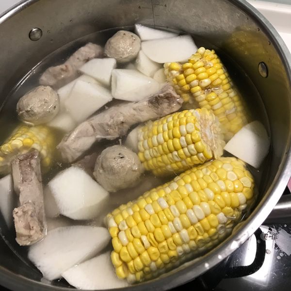 玉米蘿蔔排骨湯：Alice Li 一起做