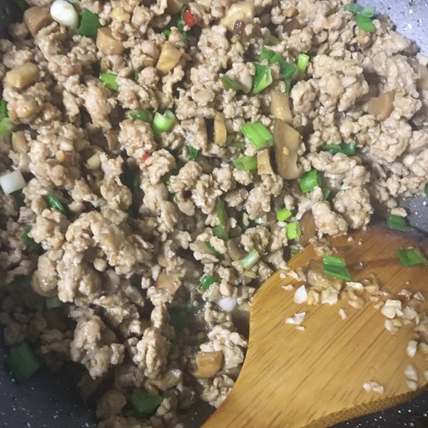 肉燥香菇醬（白飯澆兩勺～對味！） : 奇奇一起做