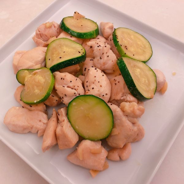 櫛瓜炒雞丁。簡易便當菜：Brian Lee 一起做