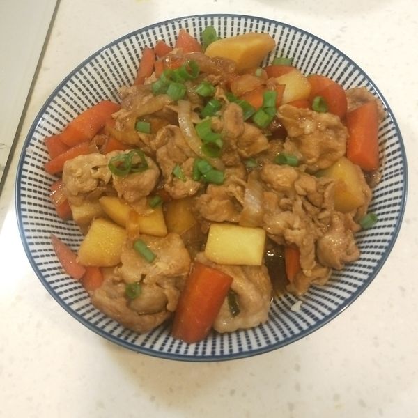 馬鈴薯燉煮豬肉片。快速做法 : 洛洛一起做