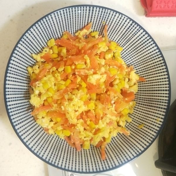 紅蘿蔔玉米炒蛋，挑食的小孩也會愛上！ : 洛洛一起做