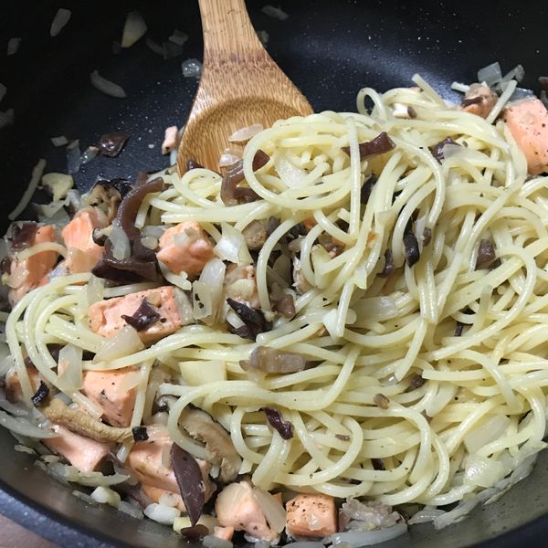 台風香蔥鮭魚義大利麵：Helen 一起做