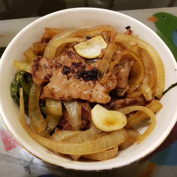 《料理簡單做》蒜片骰子牛丼：小白 一起做