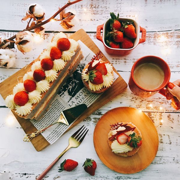 娜娜豪華卡士達草莓蛋糕 : 老母說不要玩食物一起做