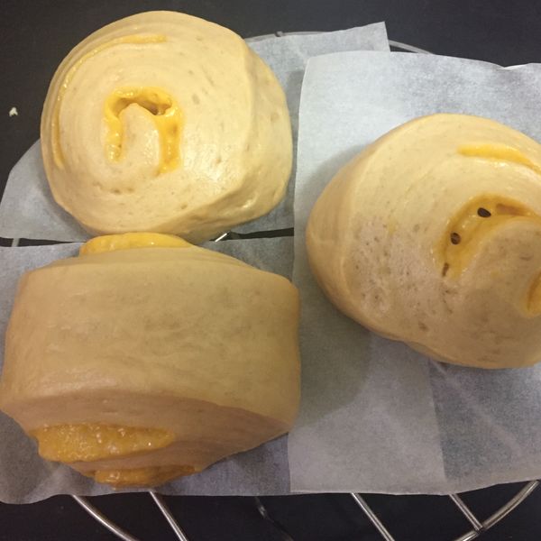 手揉。桂圓黑糖饅頭 : 亮亮一起做