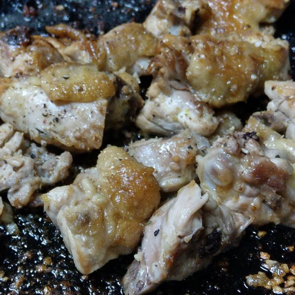 鹽味檸檬香煎雞腿 : 吃飽飽肚子大大一起做