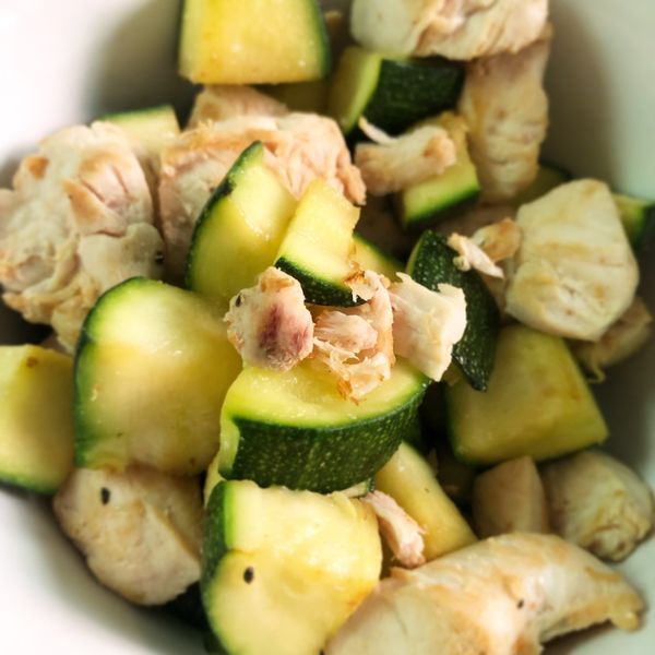 櫛瓜炒雞丁。簡易便當菜：weili 一起做