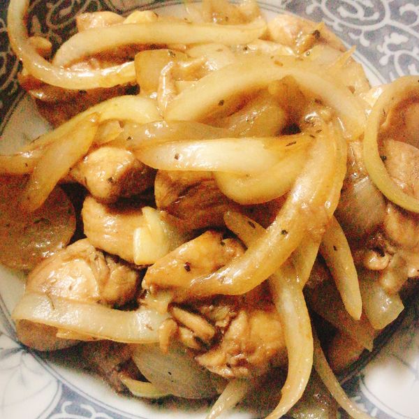 洋蔥炒黑胡椒雞肉：老咩愛賣萌 一起做