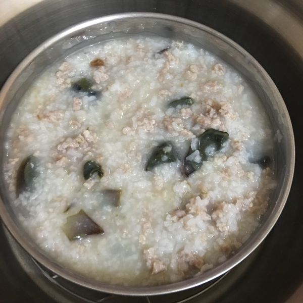 軟爛。皮蛋瘦肉粥。電子鍋版：Yuga Wen 一起做