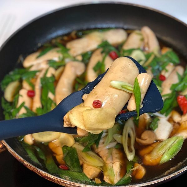 **蒜苗炒烏魚鰾**：Charlotte 一起做