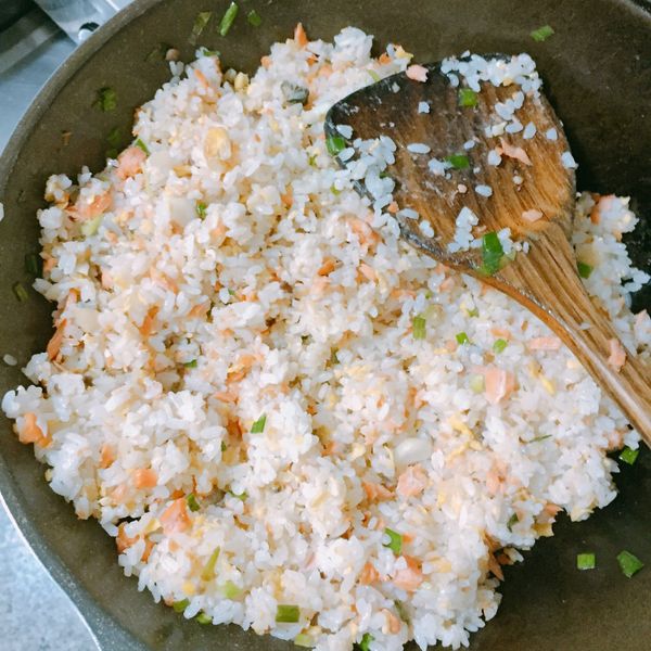 鮭魚蛋炒飯：蘇玲玉 一起做