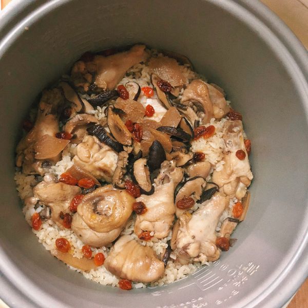 可媽廚房 附影片 阿嬤的麻油雞飯電子鍋版 : 郭郭一起做