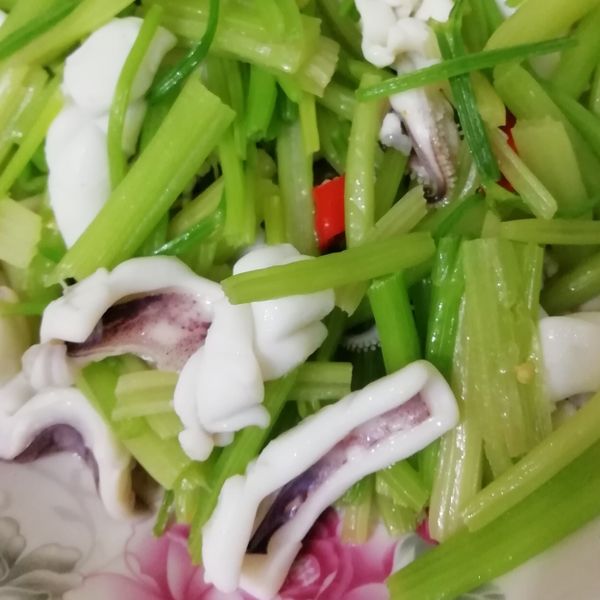 芹菜炒透抽。簡易家常菜 : 藍靜婷一起做