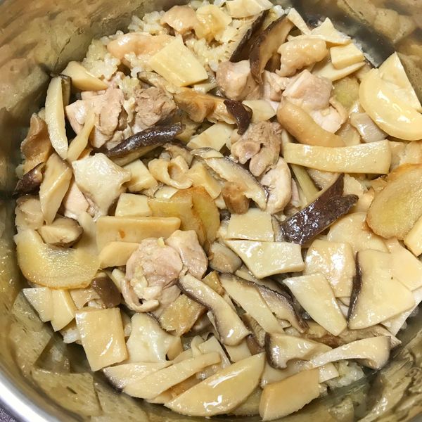 可媽廚房 附影片 阿嬤的麻油雞飯電子鍋版 : KK一起做