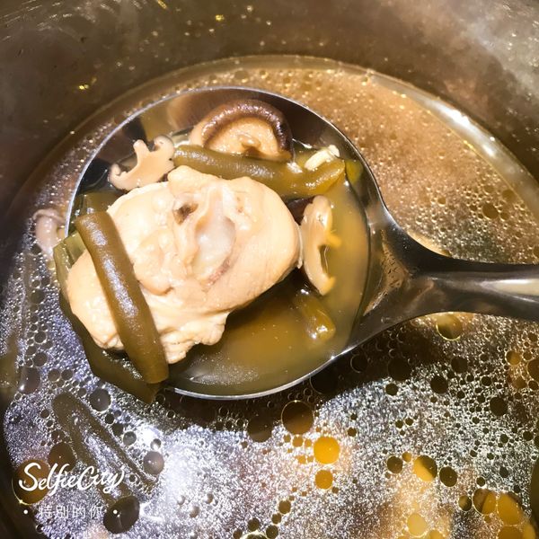 剝皮辣椒蛤蠣香菇雞湯 : Rita Yang一起做