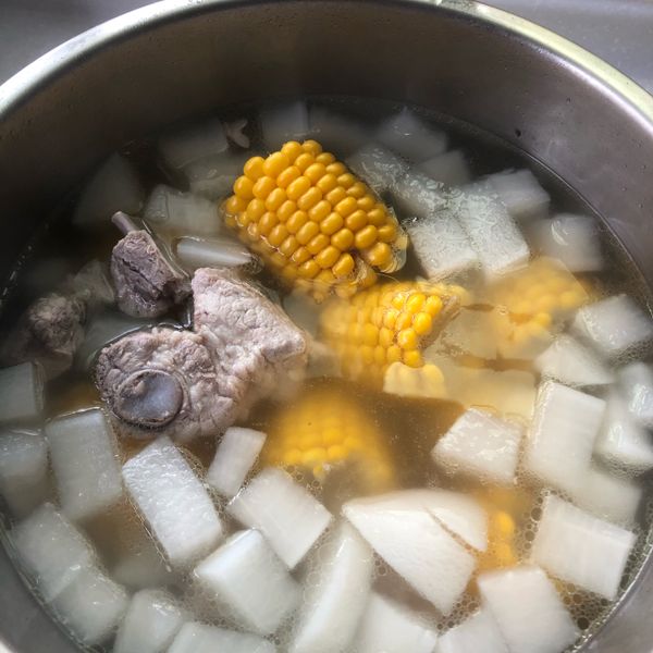 玉米蘿蔔排骨湯：Mingyen Lee 一起做