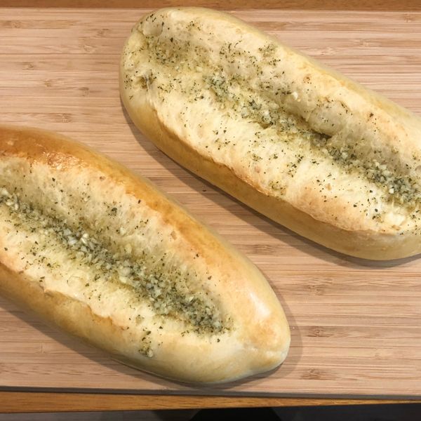 奶油香蒜麵包
簡易。家常烘焙。早餐：小米克絲 一起做