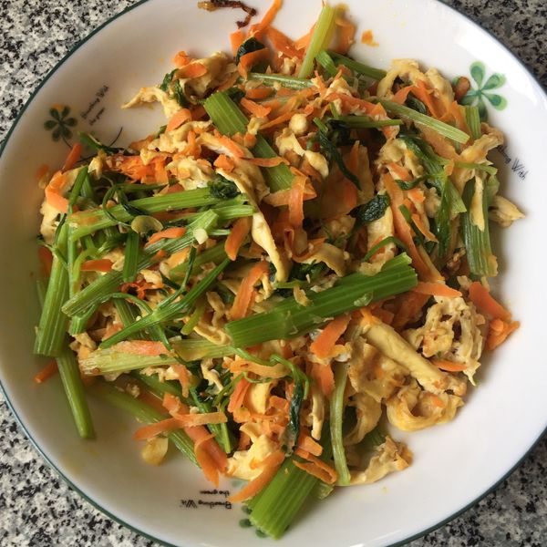 西洋芹菜炒豆皮：里奈 一起做