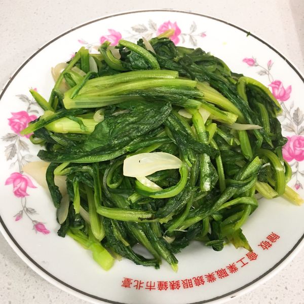 洋蔥炒小白菜。清甜爽口：DöñgMëi❣️ 一起做