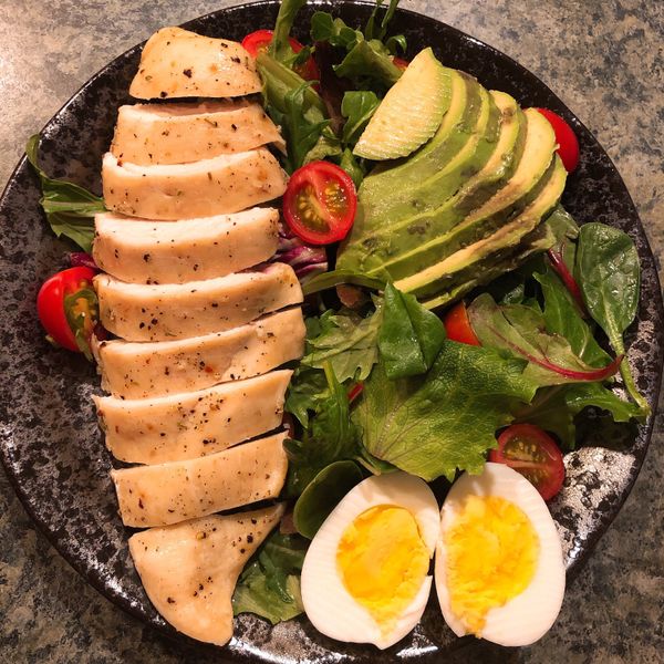 雞胸酪梨草莓藜麥沙拉:脆貓 一起做