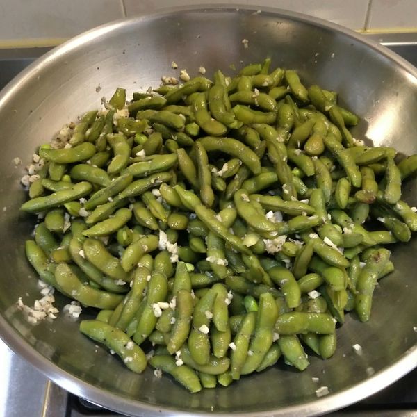 黑胡椒涼拌毛豆《居酒屋下酒菜》 : 呂隆輝一起做