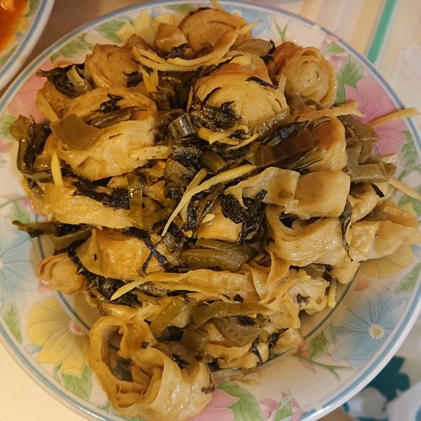 酸菜炒麵腸～全素 : 黃蘿拉一起做