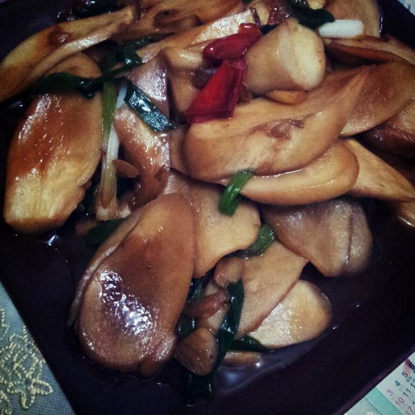 宅男大主廚 ─ 蔥爆麻油杏鮑菇佐香腸：Debra Huang 一起做