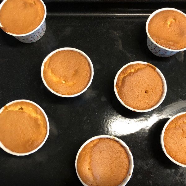 分蛋海綿杯子蛋糕：簡倫倫 一起做