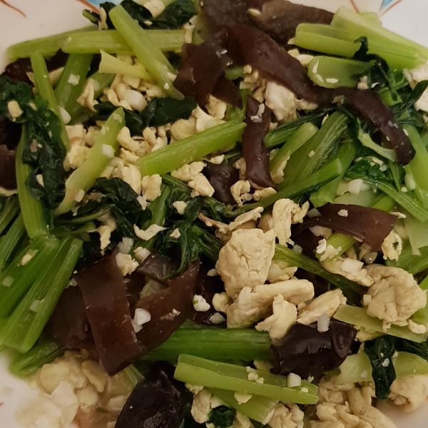 小松菜炒木耳雞蛋:蕎語 一起做