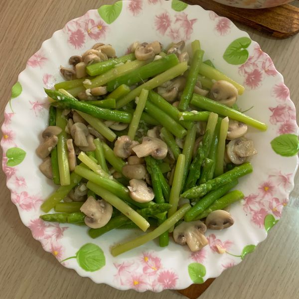 蘑菇炒蘆筍。簡易美味食譜：Alice jin 一起做