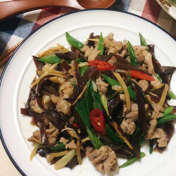 木耳子薑炒肉絲 : 綿小花🌺一起做