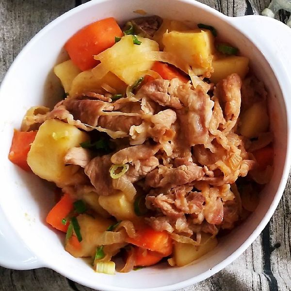 馬鈴薯燉煮豬肉片。快速做法 : ivy一起做