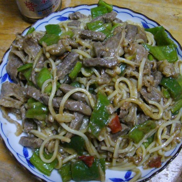 沙茶牛肉炒麵：Jun Jun Shi 一起做