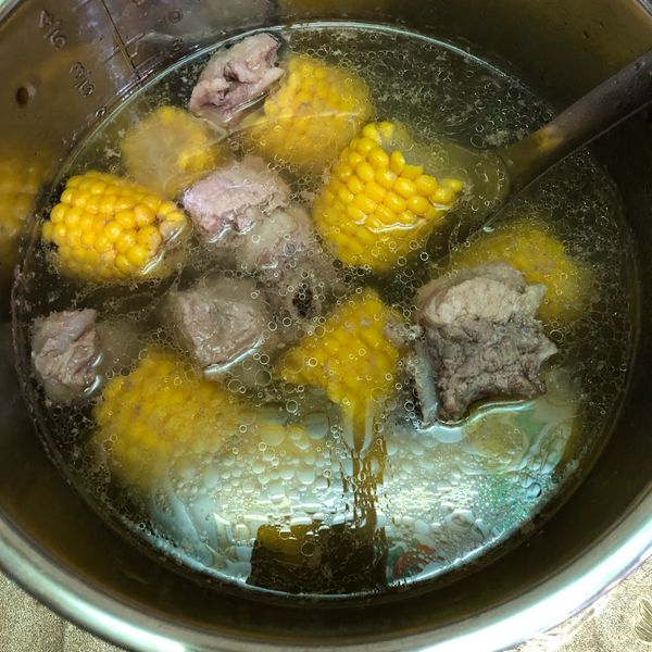 秋之正點之第二發玉米排骨湯 : 林卉㚬一起做
