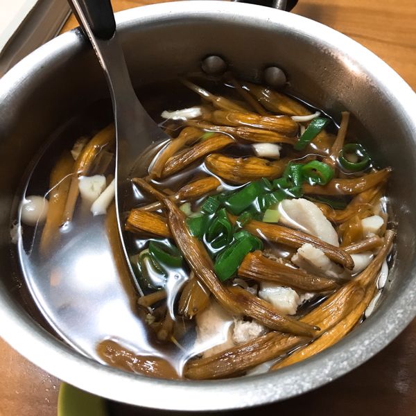 赤肉金針湯：Helen 一起做